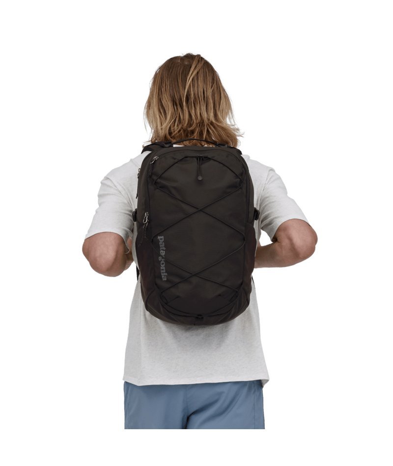 Refugio Daypack 30L in Black | Patagonia Bend